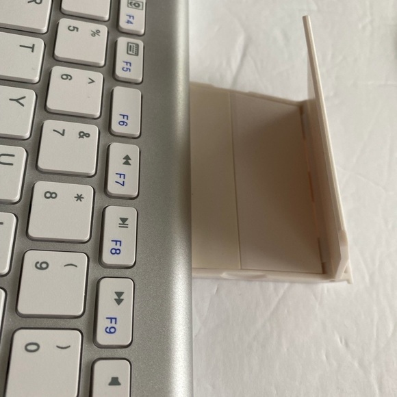 Omoton Bluetooth keyboard with sliding stand - Picture 4 of 15